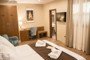 Łóżko lub łóżka w pokoju w obiekcie Hotel Palace Sevilla