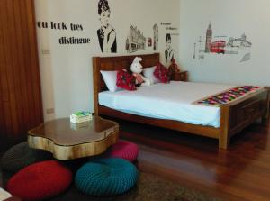 台南的住宿－台南益家客棧 ，一间卧室,配有一张床、一张桌子和一些球