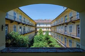 ブダペストにあるStupendous Apartmentのアパートメントビルの窓から眺めることができます。