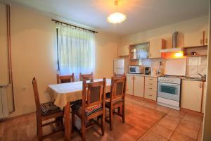 Kuchyň nebo kuchyňský kout v ubytování Apartments Sabljak