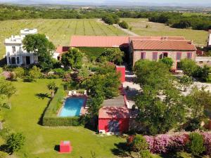 - une vue aérienne sur une maison avec une piscine dans l'établissement Clos Des Aspres, à Ortaffa