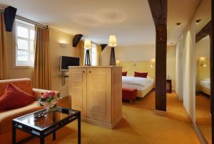 a hotel room with a bed and a television at Hotel Die Sonne Frankenberg in Frankenberg