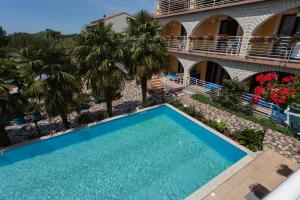 an overhead view of a swimming pool in front of a building at Apartments Paradis in Rovinj