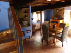 - une cuisine et une salle à manger avec une table et des chaises dans l'établissement Los Molinos de Xuan, à Caranga