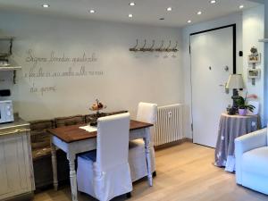 comedor con mesa y sillas blancas en Margot House by Holiday World en Limone Piemonte