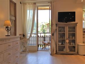 ein Wohnzimmer mit einem TV auf einem Schrank in der Unterkunft Margot House by Holiday World in Limone Piemonte