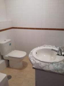 Łazienka w obiekcie APARTAMENTOS POBRA-CASTELO