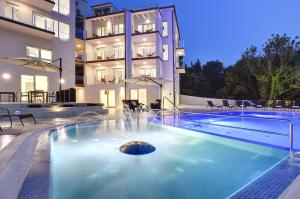 Bazén v ubytování Premantura Resort - Hotel & Restaurant nebo v jeho okolí
