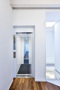 - un couloir ouvert avec des murs blancs et du parquet dans l'établissement Bed And Breakfast T57, à Bitonto