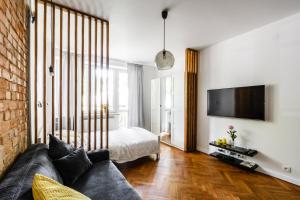 ワルシャワにあるCentral Station Apartmentsのリビングルーム(ソファ付)、ベッドルーム1室が備わります。