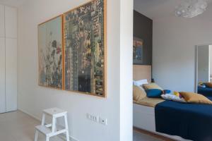 een slaapkamer met een bed en een schilderij aan de muur bij House Maruna in Maslenica