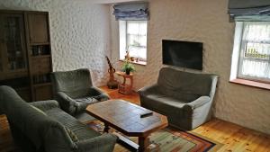 a living room with two couches and a coffee table at Agroturystyka Mazury Cicha Wólka in Zawady
