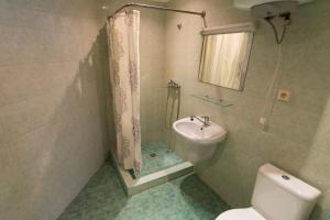 un bagno con lavandino, WC e doccia di Pas Roma a Šventoji Altre 45 foto