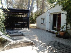 een patio met een tafel en stoelen en een gebouw bij Chez Isabelle et Guy B&B in Trans-en-Provence