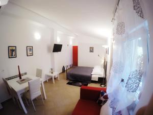 - une chambre avec un lit et une table dans l'établissement Studio Apartment Adriana, à Poreč