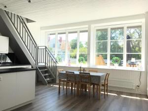 a kitchen and dining room with a table and chairs at Blå Flagg in Köpingsvik