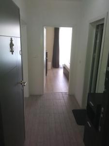 einen Flur mit Tür und Fliesenboden in der Unterkunft Apartments Hristovi in Sandanski