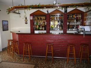 una barra de ladrillo rojo con taburetes delante en Hotel Markos, en Ierissos