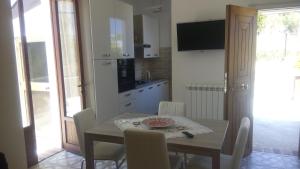 モンテジルヴァーノにあるVilla Simoneのキッチン(テーブル、椅子付)、キッチン(テーブル、テーブル付)