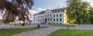 Vonkajšia záhrada v ubytovaní Hanza Pałac Wellness & SPA