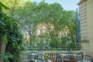a group of tables and chairs in a courtyard at Hotel Torino Porta Susa in Turin