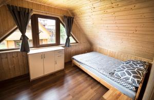 En eller flere senge i et værelse på Domki Letniskowe Slodka