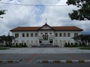 ein großes weißes Gebäude mit einer Statue davor in der Unterkunft Baan Klang Vieng in Chiang Mai