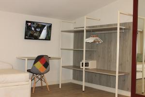 Lake Garda Beach Hostel tesisinde bir televizyon ve/veya eğlence merkezi