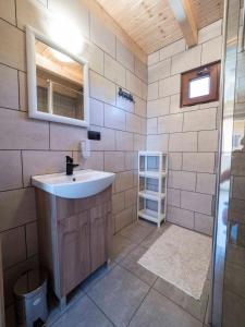 W łazience znajduje się umywalka i lustro. w obiekcie Domki Letniskowe Slodka w mieście Niechorze