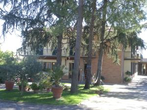un bâtiment avec des arbres devant lui dans l'établissement Marinetta Bed & Breakfast, à Signa