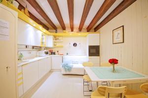 een keuken en een woonkamer met een tafel in een kamer bij DolceVita Apartments N 185 in Venetië