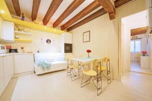 een keuken en een woonkamer met een tafel en stoelen bij DolceVita Apartments N 185 in Venetië