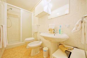 een badkamer met een wastafel, een toilet en een douche bij DolceVita Apartments N 185 in Venetië