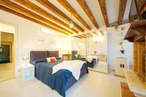 een slaapkamer met 2 bedden in een kamer bij DolceVita Apartments N 185 in Venetië