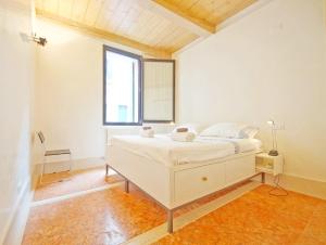 - une chambre avec un lit blanc et une fenêtre dans l'établissement DolceVita Apartments N 181, à Venise