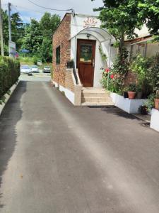 a brick house with a door on a street at Le Nouveau Monde in Breuillet