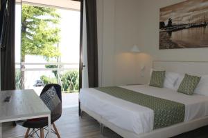 Lake Garda Beach Hostel tesisinde bir odada yatak veya yataklar