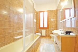 ヴェネツィアにあるDolceVita Apartments N 250のバスルーム(シャワー、洗面台、トイレ付)