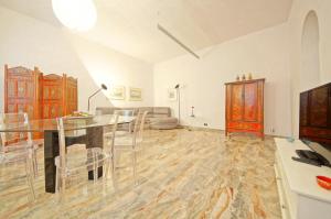 een grote woonkamer met een tafel en stoelen bij DolceVita Apartments N 250 in Venetië