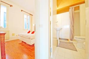 1 dormitorio con cama, lavabo y aseo en DolceVita Apartments N 241, en Venecia
