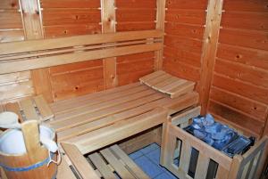 Ferienhaus unterm Reetdach في اوستيباد سيلين: إطلالة داخلية على ساونا خشبية مع مقعد