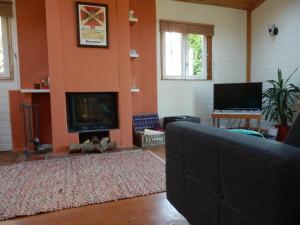Televisyen dan/atau pusat hiburan di The Railway Cottage at Montazels