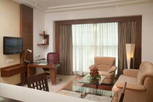 TV a/nebo společenská místnost v ubytování Savoy Suites Greater Noida