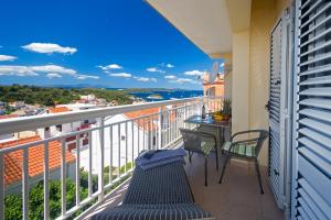 Un balcón con sillas y una mesa con vistas. en Vucic Apartments, en Hvar