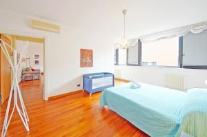 ヴェネツィアにあるDolceVita Apartments N 329のベッドルーム1室(ベッド1台付)、椅子付きのベッドルーム1室が備わります。