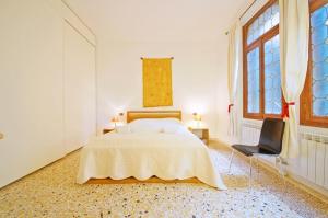 威尼斯的住宿－DolceVita Apartments N 331，白色卧室配有床和椅子