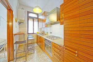 威尼斯的住宿－DolceVita Apartments N 331，厨房配有木制橱柜和台面