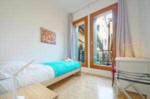 ヴェネツィアにあるDolceVita Apartments N 373のベッドルーム(ベッド1台、窓付)