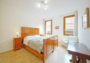 - une chambre avec un lit, un bureau et une chaise dans l'établissement DolceVita Apartments N 374, à Venise