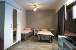 Un pat sau paturi într-o cameră la Guesthouse Borealis Apartments